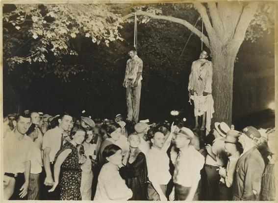 두 명의 흑인을 목매달아 죽인 후 미소 짓고 있는 백인 군중(1930년 8월 7일, 인디아나주 매리언)