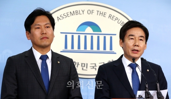 무소속 이용호(오른쪽), 손금주 의원이 28일 오후 서울 여의도 국회 본청 정론관에서 더불어민주당 입당 기자회견을 하고 있다.