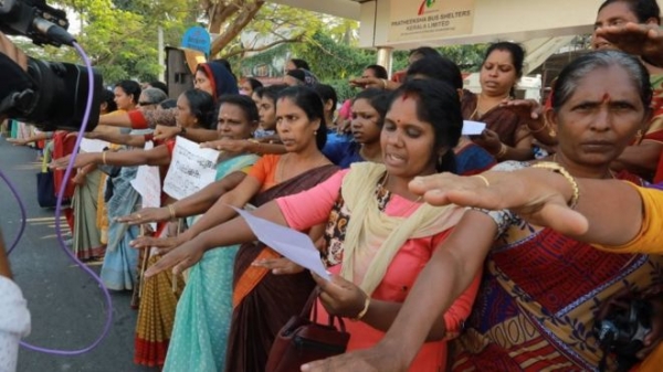 인간 띠를 형성중인 케랄라주 여성들 (사진: BBC 방송)