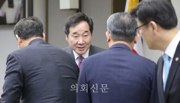 이낙연 국무총리가 17일 오전 정부세종청사에서 열린 세종-서울 영상 국정현안점검조정회의에서 참석자들과 인사를 나누고 있다.