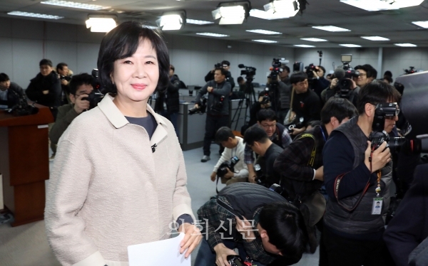 목포 부동산 투기 의혹을 받고 있는 더불어민주당 손혜원 의원이 20일 서울 여의도 국회 정론관에서 기자회견을 가진뒤 회견장을 나서고 있다.