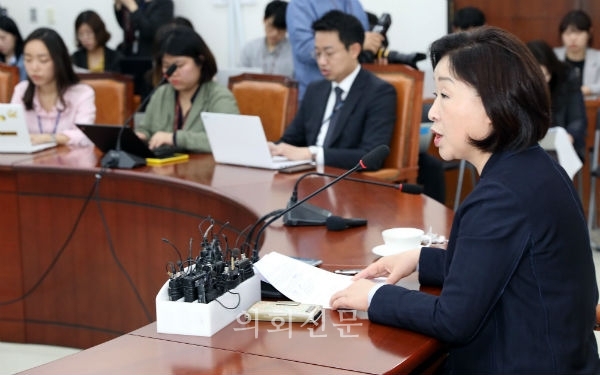 24일 서울 여의도 국회에서 심상정 정개특위 위원장이 공직선거법개정안 법안 발의 관련 기자간담회를 하고 있다.
