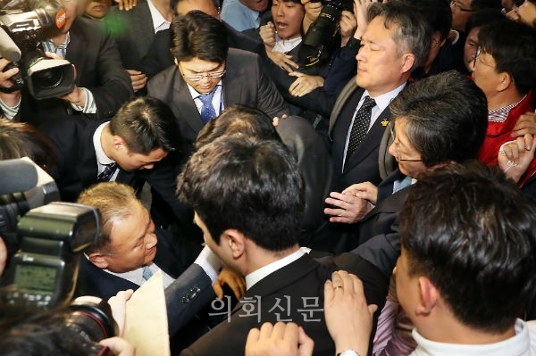 25일 오후 서울 여의도 국회에서 한국당 의원들과 공수처법안을 반대하는 유승민 의원을 비롯한 바른미래당 의원들이 사개특위를 열려는 이상민 위원장(왼쪽)을 막고 있다.