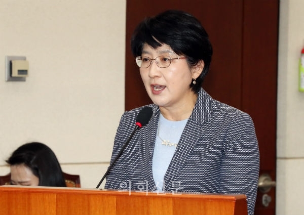 서울 영등포구 여의도 국회에서 열린 정치개혁특별위원회 3차 회의에서 박주현 의원이 공직선거법 개정안에 대해서 제안설명 하고 있다.