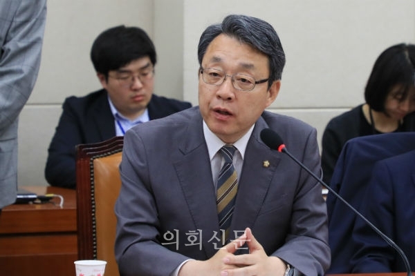 바른미래당 김성식 의원이 29일 서울 여의도 국회에서 열린 정치개혁특별위원회에서 의사발언을 하고있다.