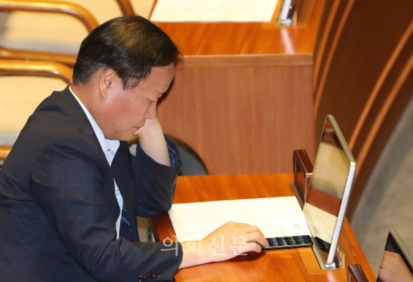서울 여의도 국회에서 열린 제370회국회(임시회) 제1차 본회의에서 자유한국당 김재원 의원이 생각에 잠겨 있다.