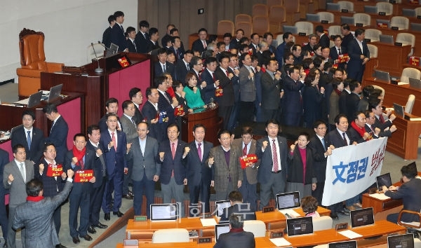 자유한국당 의원들이 30일 오후 서울 여의도 국회 본회의장 의장석을 포위하고 공수처법 반대 구호를 외치고 있다.