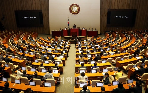 9일 서울 여의도 국회에서 열린 제374회 국회(임시회) 제2차 본회의에 상정되어 가결되고 있다