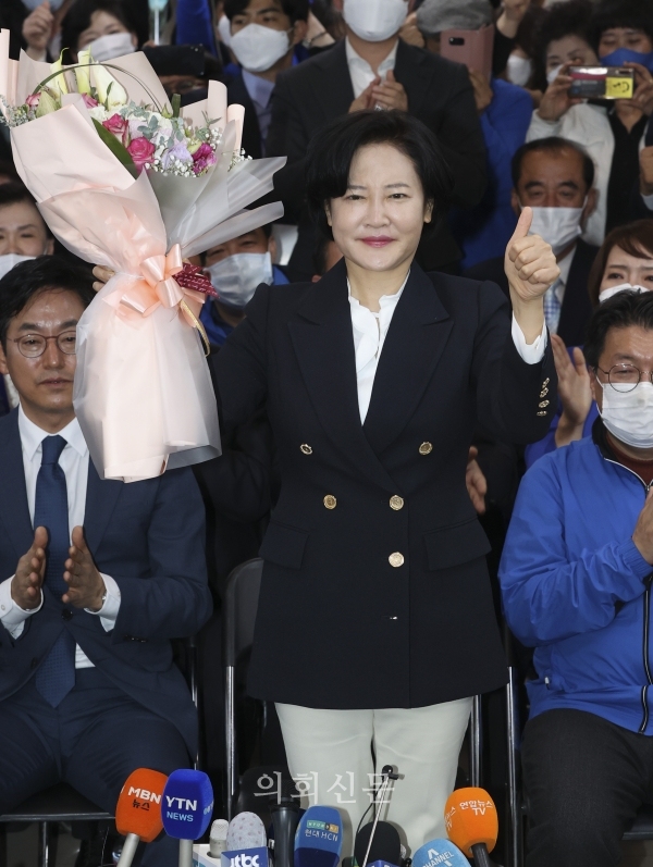 제21대 국회의원 선거 동작을에 출마한 이수진 더불어민주당 후보가 16일 서울 동작구 캠프사무실에서 당선이 확실해지자 지지자로부터 꽃다발을 받은 뒤 손을 들어 보이고 있다.