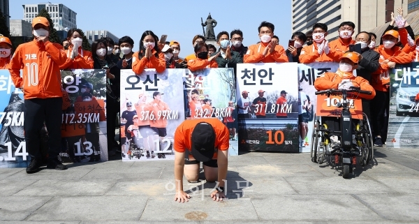 지난 1일부터 국토종주에 나선 안철수 국민의당 대표가 14일 서울 종로구 광화문광장에 도착해 절을 하고 있다.
