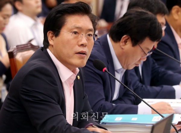 국회 국토교통위원회 미래통합당 송석준 의원(경기 이천시)