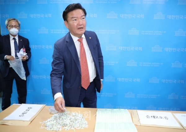 민경욱 미래통합당 의원이 21일 서울 여의도 국회 소통관에서 지난 11일에 공개했던 투표용지를 들고 총선 부정선거 의혹을 제기하고 있다. 2020.05.21.