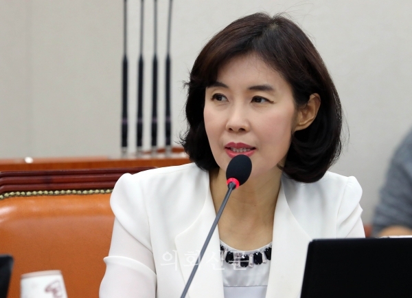 박경미 더불어민주당 의원이 국회 교육위원회에서 열린 국정감사에서 대학입시 문제 관련 질의를 하고 있다. 2019.10.04.