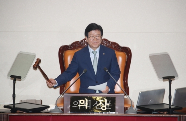 21대 국회 전반기 국회의장에 선출된 박병석 더불어민주당 의원이 5일 서울 여의도 국회에서 열린 21대 첫 본회의에서 부의장에 김상희 의원을 선출하며 의사봉을 두드리고 있다.