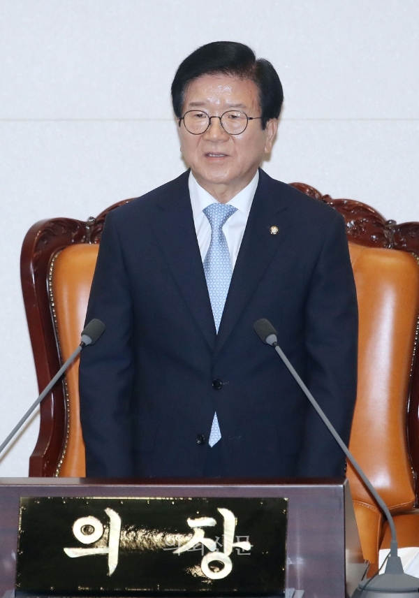 박병석 국회의장이 16일 서울 여의도 국회에서 열린 제21대 국회 개원식에서 개원사를 하고 있다. 2020.07.16.