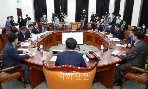 국회 정보위원회 전해철 위원장과 여야 의원들이 20일 서울 여의도 국회에서 열린 정보위 전체회의에 참석해 국가정보원장후보자(박지원) 인사청문회 실시계획서 채택의 건 등의 안건을 논의하기 위한 준비를 하고 있다.