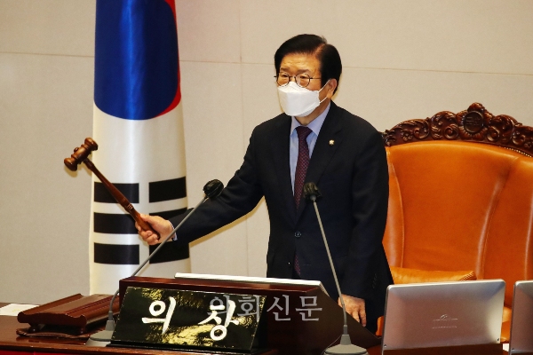 박병석 국회의장이 24일 서울 여의도 국회 본회의장에서 열린 본회의에서 의사봉을 두드리고 있다.(공동취재사진)