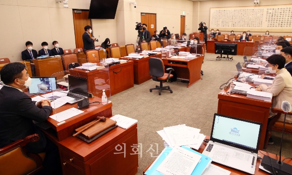 9일 국회에서 법제사법위원회 전체회의가 국민의힘 의원들이 불참한 가운데 30여분 지연 후 개최되고 있다. (공동취재사진) 2020.12.09.