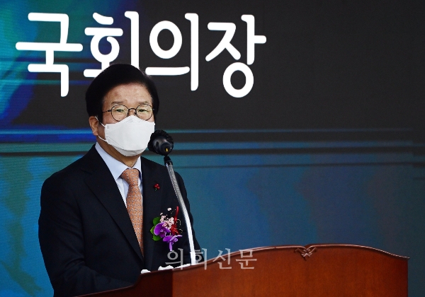 박병석 국회의장이 12일 서울 여의도 국회에서 열린 이음마당 LED 전광판 제막식에서 축사를 하고 있다. (공동취재사진)