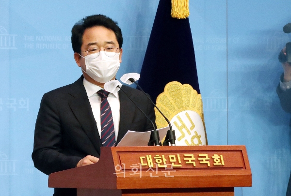민병덕 더불어민주당 의원이 22일 오후 서울 여의도 국회 소통관에서 신종 코로나바이러스 감염증(코로나19) 극복을 위한 손실보상 및 상생에 관한 특별법안 발의 관련 기자회견을 하고 있다. (공동취재사진) 2021.01.22.