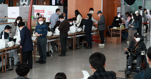 4·7 재보궐선거 사전투표 시작일인 2일 오후 서울 용산구 서울역에 마련된 남영동사전투표소에서 시민들이 투표를 하기 위해 본인 확인을 하고 있다.