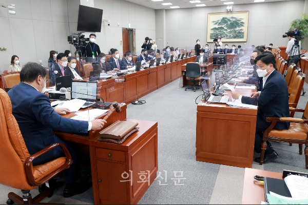 22일 오후 서울 여의도 국회에서 국회운영위원회 전체회의가 열리고 있다. (공동취재사진) 2021.04.22.