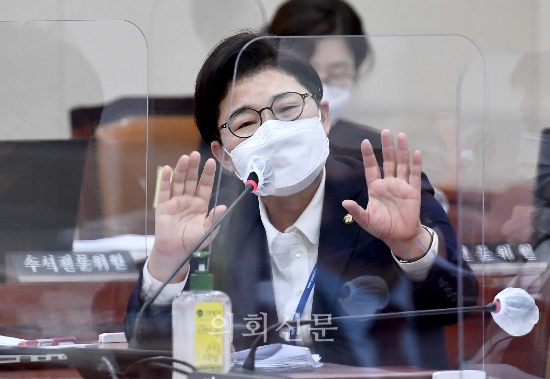 임이자 국민의힘 의원이 15일 서울 여의도 국회에서 열린 환경노동위원회 국정감사에서 발언하고 있다. (공동취재사진) 2020.10.15.