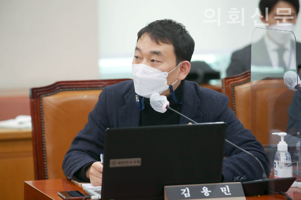김용민 더불어민주당 의원이 25일 서울 여의도 국회에서 열린 법제사법위원회 전체회의에서 질의하고 있다. 2022.02.25.