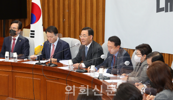 주호영(왼쪽 세번째) 국민의힘 원내대표가 18일 서울 여의도 국회에서 열린 원내대책회의에서 발언하고 있다. 2022.11.18. 