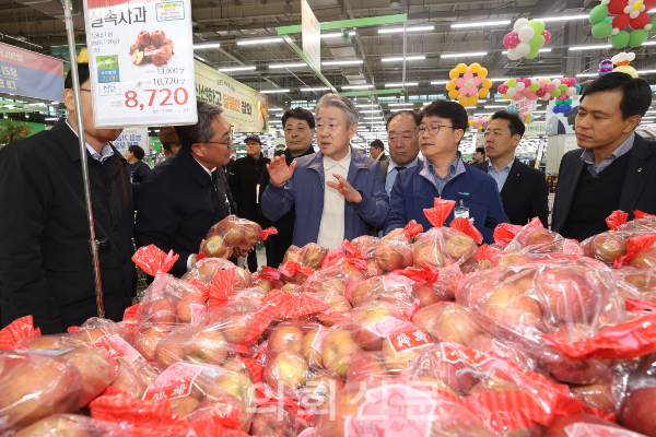 강호동 농협중앙회장이 하나로마트를 찾아 농산물 수급 상황을 점검했다. (사진=농협 제공)