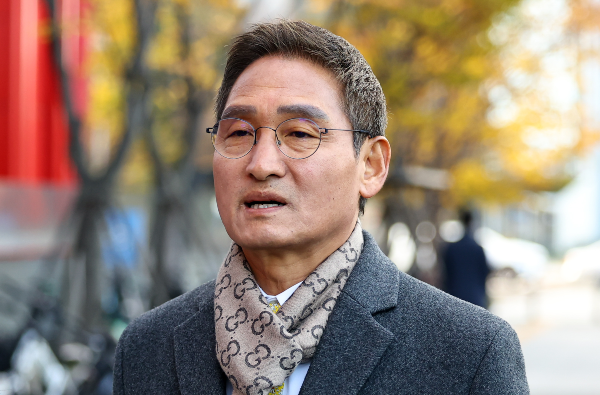 관봉권 띠지 폐기 의혹과 쿠팡 퇴직금 불기소 외압 의혹 진상 규명을 위한 특검(상설특별검사)에 임명된 안권섭 변호사가 17일 서울 여의도 사무실로 출근하면 취재진의 질문에 답하고 있다. 2025.11.17.