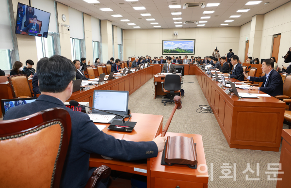 안호영 국회 기후에너지환경노동위원장이 14일 서울 여의도 국회에서 기후에너지환경노동위원회 전체회의를 개의하고 있다. 2025.11.14.