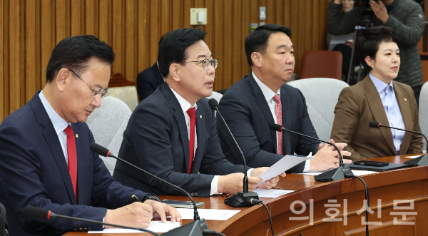 송언석 국민의힘 원내대표가 21일 오전 서울 여의도 국회에서 열린 원내대책회의에서 발언을 하고 있다. 2025.11.21.