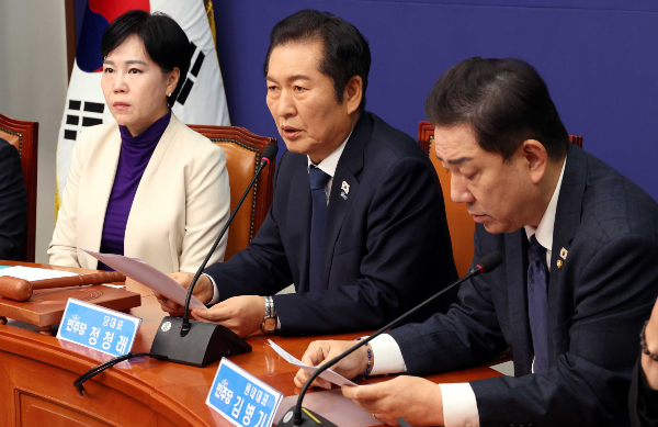 정청래 더불어민주당 대표가 24일 오전 서울 여의도 국회에서 열린 최고위원회의에서 발언을 하고 있다. 2025.11.24.