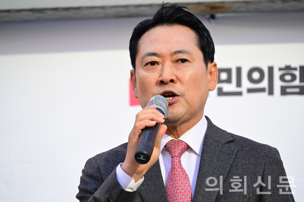 국민의힘 장동혁 대표가 23일 오후 경남 창원시 성산구 용지로에서 열린 '민생회복 법치수호 국민대회'에 참석해 발언을 하고 있다. 2025.11.23.