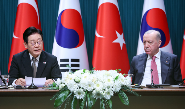 튀르키예를 국빈 방문 중인 이재명 대통령이 24일(현지 시간) 앙카라 대통령궁에서 레젭 타입 에르도안 튀르키예 대통령과 공동언론발표를 하고 있다. 2025.11.25.